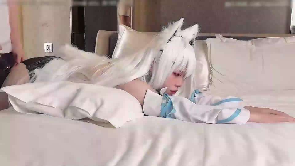 欧美戴着蓝色美瞳的极品美少女小女孩与男友激情性爱肛交视频