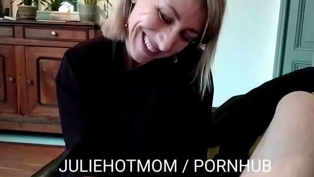 被抓到抽搐后，他在色情片前操了他的继母。朱莉霍特妈妈骚逼性交