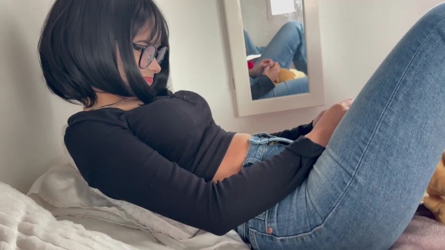 动漫女孩打赌输了，我就来她的大腿。白虎射精骚逼挑逗萝莉性交