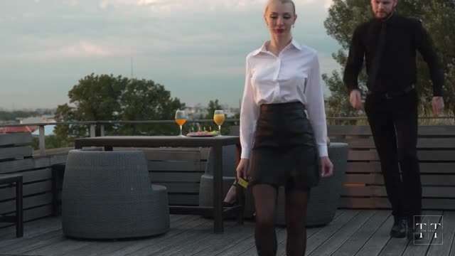 当着他女朋友的面把他撬走，在厕所操他白虎射精骚逼人妻挑逗性交