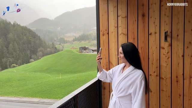 救了被困在阳台上的继母，然后操了她，射进了她的嘴里白虎骚逼挑逗性交