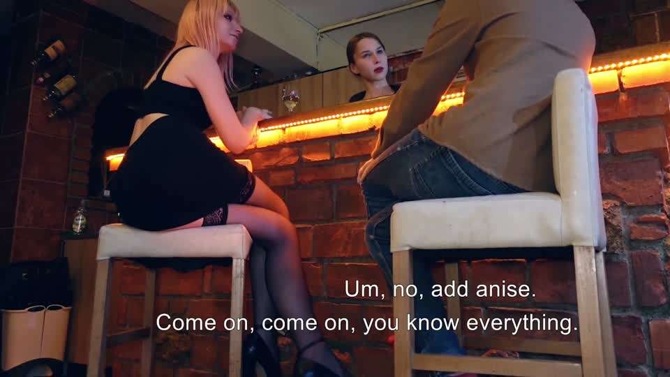 人气TS变性美女 NickaTeen 一边和漂亮的美女酒保调情亲嘴 一边被直男疯狂后入 最后还被直男露出