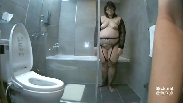 被攝影師無套插入了白虎骚逼人妻母狗性交