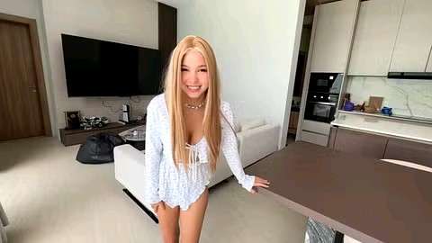 身材矮小的亚洲女孩，有一个小阴道，像在蹦床上一样跳在老二上亚裔白虎射精骚逼挑逗母狗性交