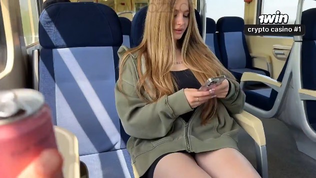 P站 极品天然摇晃巨乳【Comatozze】火车艳遇：陌生美女主动勾引邻座男子 火车上陌生美女主动坐射精骚逼人妻挑逗露出性交